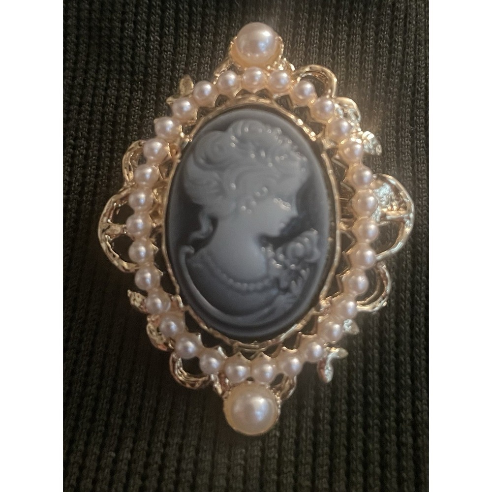 Cameo Brooch With Lovely Pearls. New